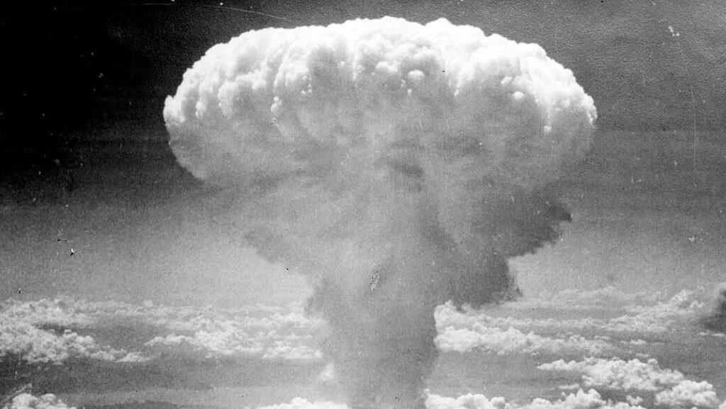 mushroom cloud, atomic bomb, nuclear explosion-67534.jpg